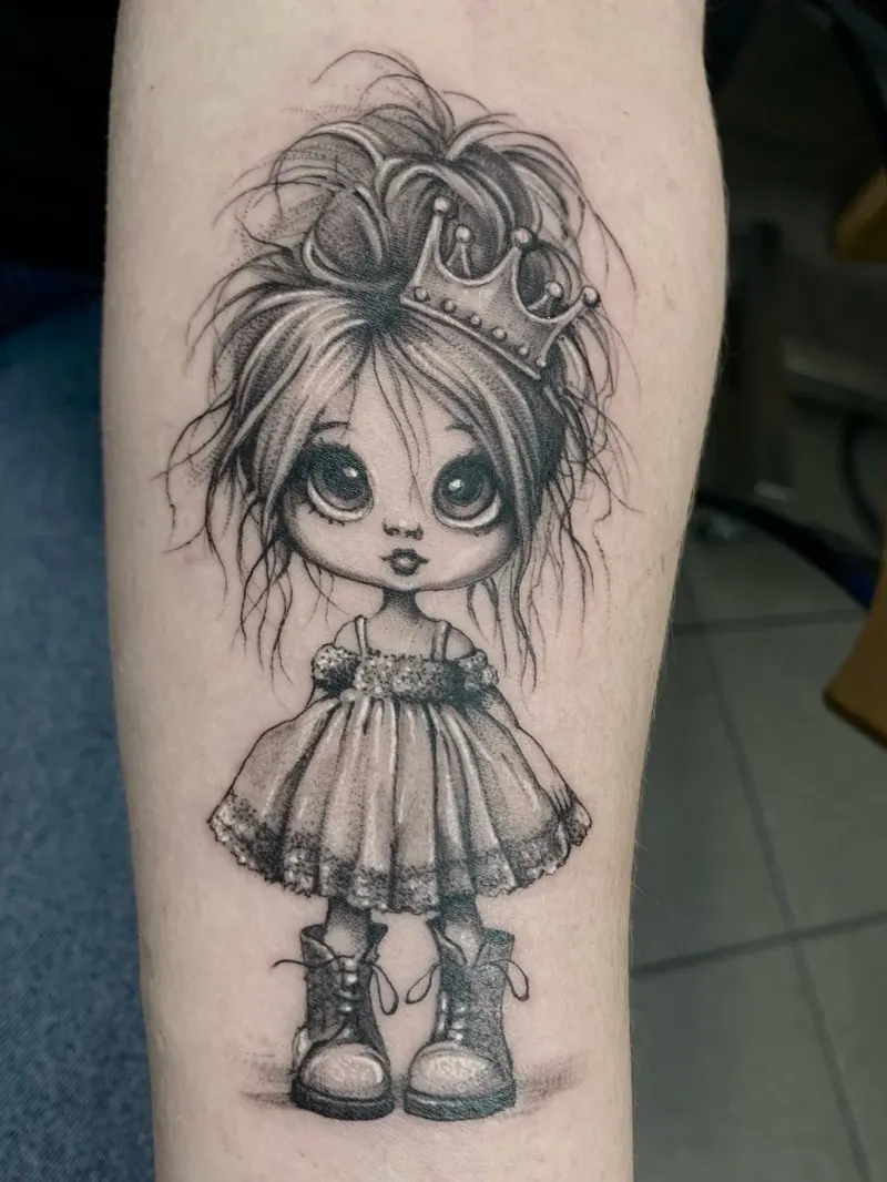Iliustratyvi juodai pilka personažo tatuiruotė