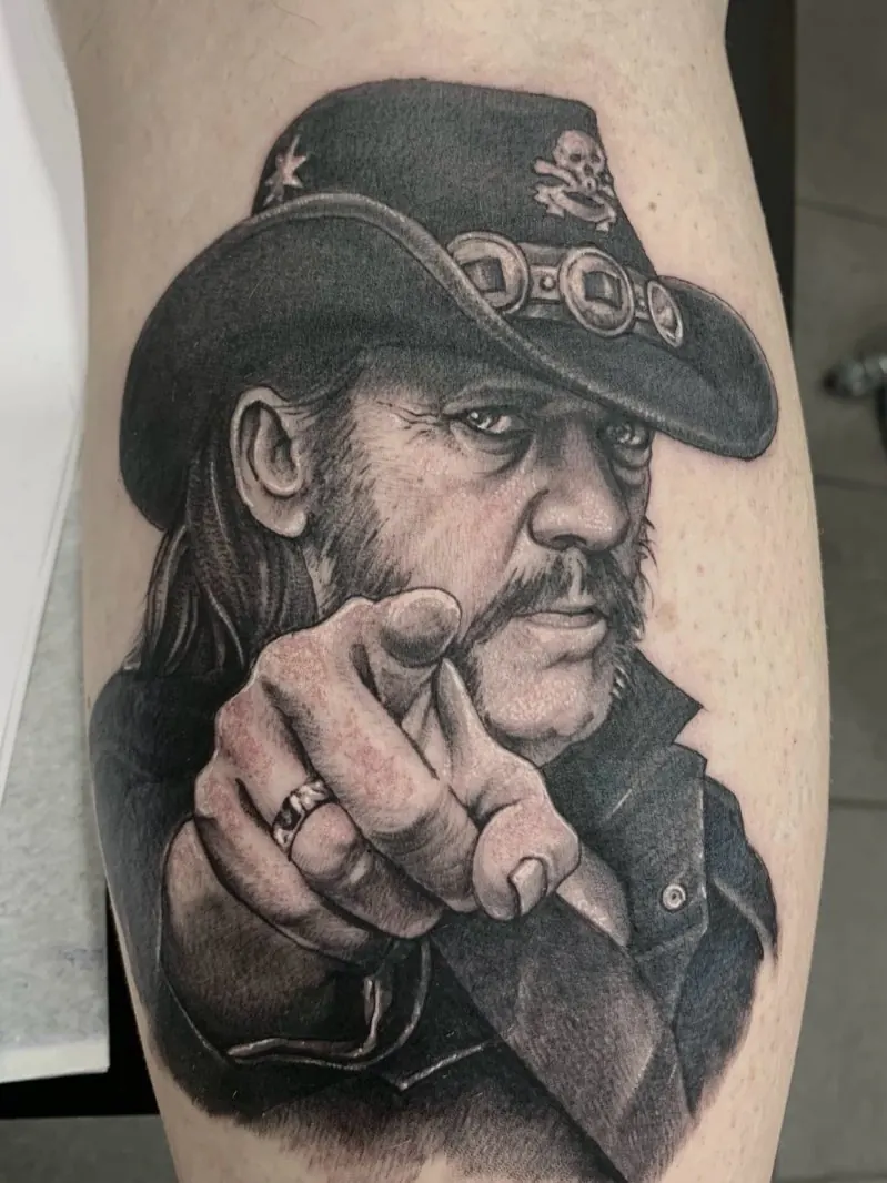 Juodai pilka kompozicija — Ink Line Vilnius