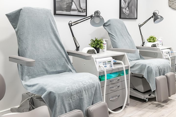 Express pedikiūras su paprastu lakavimu